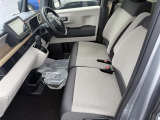 水平基調のインパネは運転者の広い視覚を確保しています。右左折時に歩行者の存在を気づきやすい工夫もされています。