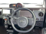 運転席まわりです。 各操作スイッチは使いやすい位置に配置されてます。