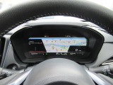 運転に必要な情報をグラフィカルに表示し、少ない視線移動で瞬時に認識できる先進的な液晶メーター。こちらはナビゲーション情報と連携する「地図画面」になります。