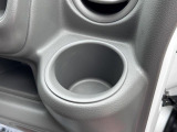 [ドリンクホルダー]お気に入りのドリンクを片手に、快適なドライブを♪500mlペットボトルも置けます!