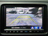 バックカメラの画像です。ガイドラインがスムースな車庫入れをサポートいたします。車庫入れの安心感がアップしますね。
