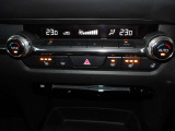 運転席と助手席で設定温度が変えられるデュアルオートエアコン。また運転席&助手席シートヒータとステアリングヒーターも装備。