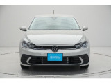 【フロントスタイル】水平に伸びたグリルがワイド&ローなフォルムを強調。存在感のあるコンパクトカー。