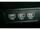 通信用USB端子付き。充電もできますがオーディオと有線で繋いで音楽を楽しんだり、Car Playをお楽しみいただけます。