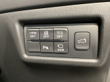 運転席脇のクラスタースイッチ部分にはカメラ切り替えスイッチ、パーキングセンサー、その他走行系スイッチを集中配置しております。