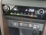 【オートエアコン】車内温度を感知して自動で温度調整をしてくれるのでいつでも快適な車内空間を創り上げます!どの席に座っても快適なドライブが楽しめます♪