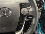 ステアリングスイッチ付きで、運転中に視線を前に向けたまま操作できます。