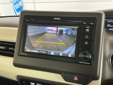 リバースギアに入れるだけで後方の表示へ切り替わります。夜間や雨の日の駐車も楽になりますよ。