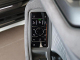運転席のドアにはミラーやシートなどの操作スイッチを集約したスマートドアパネルを採用し、利便性が向上。