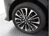 かっこいいホイールですね。 車のイメージを大きく左右するホイール部分はコダワリを持ちたいですね。