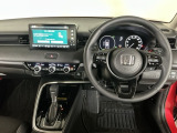【ハンドル】運転にかかわる様々な操作を安全に行えるように視点移動が少なく操作性に配慮されたスイッチ類が凝縮されたコックピットです。