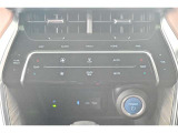 オートエアコン搭載です。温度を設定しておけば後は車が自動で風量などを調節してくれます。