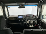 【前方視界】開放的な前方視界!運転がしやすく疲れにくいです♪窓が大きく、見通しがとっても良いおクルマですよ♪