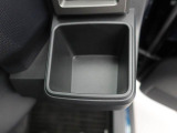 カップホルダーは運転席や助手席からちょうど手の届く位置です!!