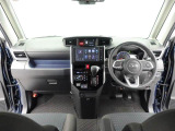 センターメーターで視界良好な運転席廻りです。運転時の視線移動が少なくて済むので安全性にも一役買ってくれますね。ぜひ一度ご覧になってください。見易さが違いますよ!