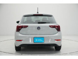 【リヤ】〔ダークティンテッドガラス〕付き。リヤのVWエンブレムは、バックカメラを内蔵しハッチバックを開け閉めする際の取っ手にもなります。