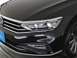 フロントカメラで対向車や先行車を検知し、32個のLEDを個別にONOFFの制御する事で最適な配光を行います。