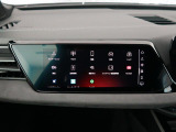 スマートフォンとAudiをUSBケーブルを介して接続。AppleのCarPlayやAndroid Autoのアプリを通じて、スマートフォンのコンテンツをMMIディスプレイに表示します。