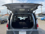 セレナ自慢のデュアルバックドア。奥行きの狭い駐車場でも、荷物の出し入れが可能です!