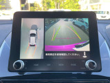 【全方位カメラ】自車を真上から見下ろす視点をモニターに映す機能。駐車や離合時の死角を無くして安全を支えます。トヨタ名のパノラミックビュー等、現代の商談では外せない必須の安全装備です。