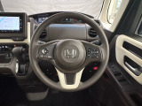 ハンドルにHondaセンシング系のクルーズコントロールやレーンキープアシストなどのスイッチと、オーディオの操作スイッチが装備されています。ハンドルから手を離さず安全に操作できます。