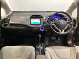 車内は光触媒抗菌消臭施工済です。インパネ周りはスタイリッシュなデザインです。グローブボックスやカップホルダーのほかにトレーなどたくさんの収納スペースが付いています。