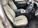 運転席には2パターンメモリー機能付きパワーシートを装備! 立体感があり、シート中央部とサイド部をくっきりと分断したサポート性の高い形状のシートは「人馬一体」感を強く演出します。