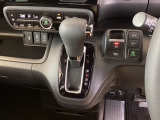 シフトはインパネシフト、パーキングブレーキは電子制御なので運転席と助手席の間はすっきりしています。
