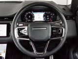 RANGEROVERのエレガントなステアリングはソフトレザーの握り心地の良いレザーを使用しています。