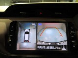 空から見ているような視点でクルマの周囲が確認できるモニター。クルマの真上から見ているかのような映像によって周囲の状況を知ることで駐車を容易に行うための支援技術です