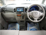 運転にかかわる様々な操作を安全に行えるように視点移動が少なく、操作性に配慮されたスイッチ類が凝縮されたコクピットです。