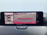車体がシースルー(透過)して周囲の見通しを高めた設計の『360&deg;シースルービューモニター』を搭載。大きな車体でも、上空から見下ろす正確な視点で、狭い道や駐車をサポートします。