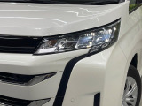 【LEDヘッドライト】悪天候や夜間走行時も良好な視界を確保し安心して運転できる高輝度LEDヘッドライトを装備!点灯速度が早く、消費電力も抑えられています。
