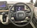 【ハンドル】運転にかかわる様々な操作を安全に行えるように視点移動が少なく操作性に配慮されたスイッチ類が凝縮されたコックピットです。