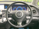 【純正革巻きステアリング】上質な革を使用することで、手にしっかり馴染みとても運転しやすいハンドルです♪