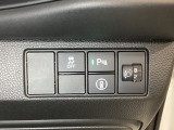 ハンドルの右側にはヘッドライトレベライザーとHondaセンシング用のメインスイッチがついています。ヘッドライトレベライザーは道路状況や積荷の加重に応じてライトの高さを調節できます。