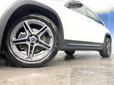 ●純正19インチアルミホイール:輸入車ならではの卓越した走りを支えるホイールと足回りです!日本車の走りに慣れている方にもぜひ体感して頂きたいほど、高いレベルでまとまっています!