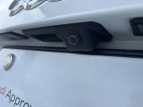●リアビューカメラ『入車経路を算出し、ガイドラインと補助線をディスプレイに表示します。同時にバンパーに内蔵のセンサーが障害物を感知し音で注意を促します。後方の死角も安心していただけます。』