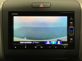 ギヤをR(バック)に入れるとナビの画面に後ろの映像が映るリアカメラ付です。後退時、コンディションが悪い視界でもカラーバックモニターがドライバーをサポートします。