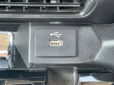充電端子が装備されていますので車内でスマートフォンなどの充電が可能です。