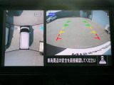 リバースにシフトするとまるで上空から見下ろしているような感じにナビゲーション画面に映し出します