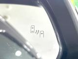 【ブラインドスポットモニター】走行中、ドアミラーの死角になりやすい箇所に後続車が接近するとサイドミラーのレンズに警告を表示!ドライバーに注意喚起をしてくれます。