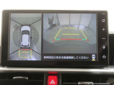 パノラミックビューモニター付きです。車両を上から見たような映像をディスプレイオーディオ画面に表示。運転席からの目視だけでは見にくい、車両周辺の状況をリアルタイムでしっかり確認できます。