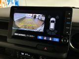 リバースギアに入れるだけで後方の表示へ切り替わります。夜間や雨の日の駐車も楽になりますよ。