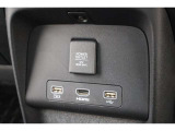 USBオーディオ用ソケットがついていますので携帯電話などを接続すれば音楽等の再生が可能です!充電用ソケットもございます!