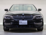 【キドニーグリル】BMWの代名詞。一目見ただけでBMWであると認識できる確固たるアイコンとして存在感を放ちます。