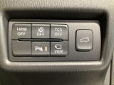 運転席脇のクラスタースイッチ部分にはカメラ切り替えスイッチ、パーキングセンサー、その他走行系スイッチを集中配置しております。