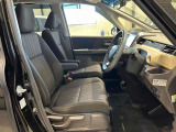 操作性とデザイン性を兼ね備えた運転席となっております。