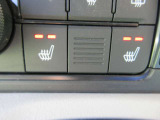 運転席と助手席には寒い日に嬉しいシートヒーターを装備しています。シートクッション部と背もたれ部がポカポカ暖かく快適な空間になります。