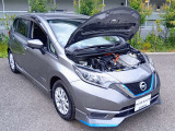 納車以降、お車のメンテナンスは自宅近所の日産サービス拠点にて承ります。専門の教育を受けたサービスフロント&メカニックが無料1ヶ月点検から法定/車検整備、万一の故障・不具合の修理まで全て担当いたします。